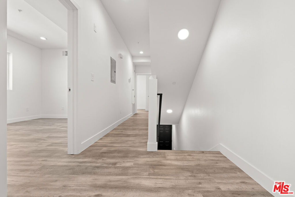 603 W 41st Place - Photo 2