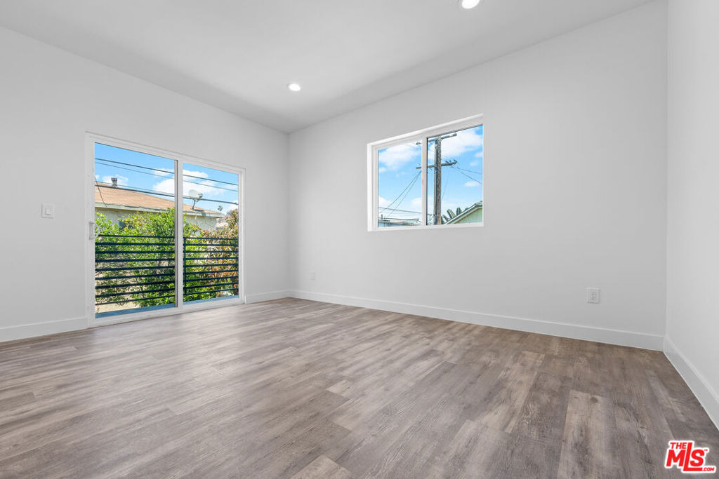 603 W 41st Place - Photo 3