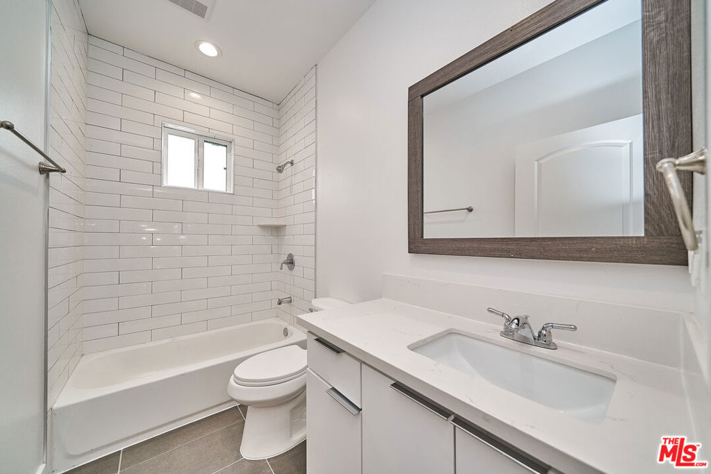 603 W 41st Place - Photo 16