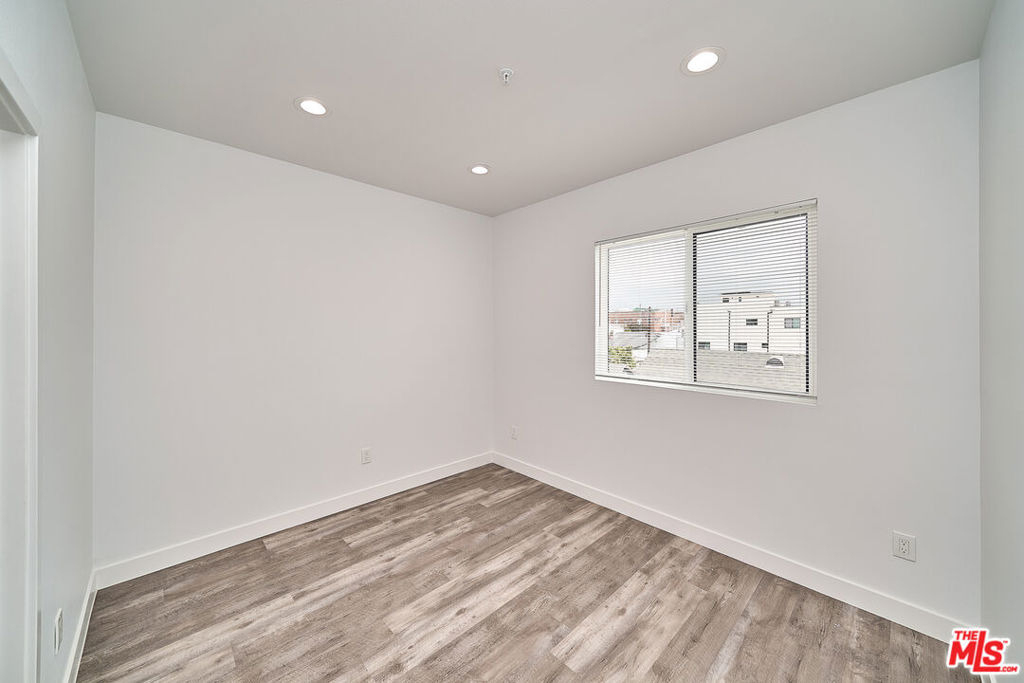 603 W 41st Place - Photo 19