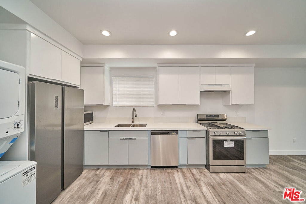 603 W 41st Place - Photo 10