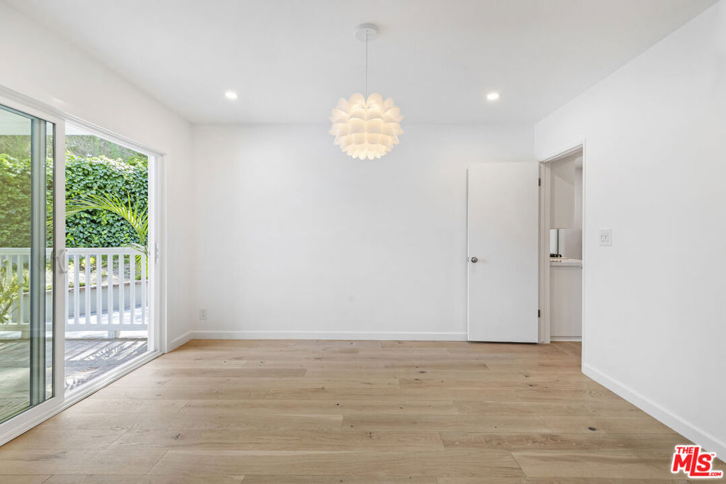 3101 N Beachwood Drive - Photo 8