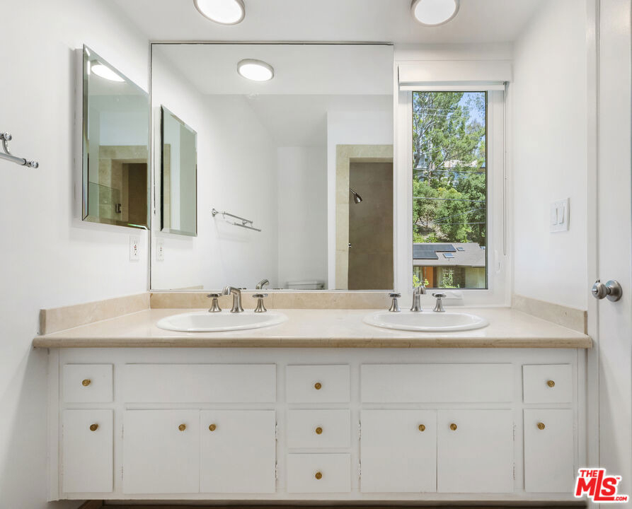 3101 N Beachwood Drive - Photo 19