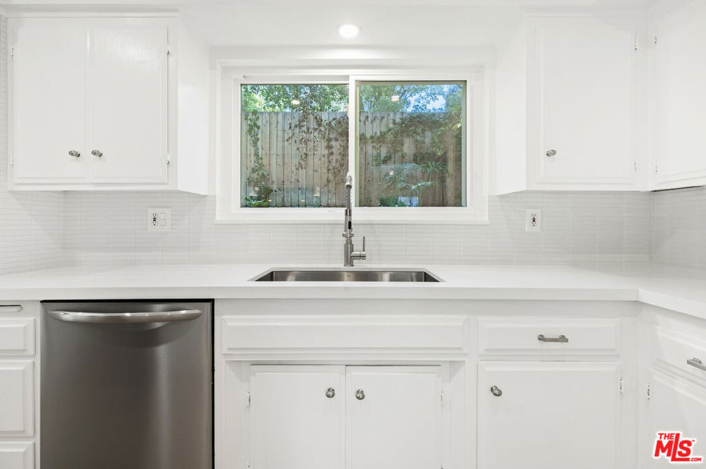 3101 N Beachwood Drive - Photo 12