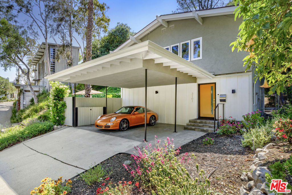 3101 N Beachwood Drive - Photo 1