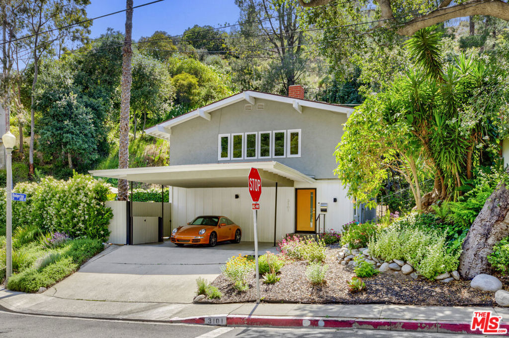 3101 N Beachwood Drive - Photo 3