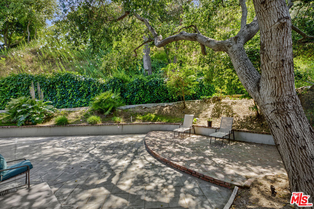 3101 N Beachwood Drive - Photo 24