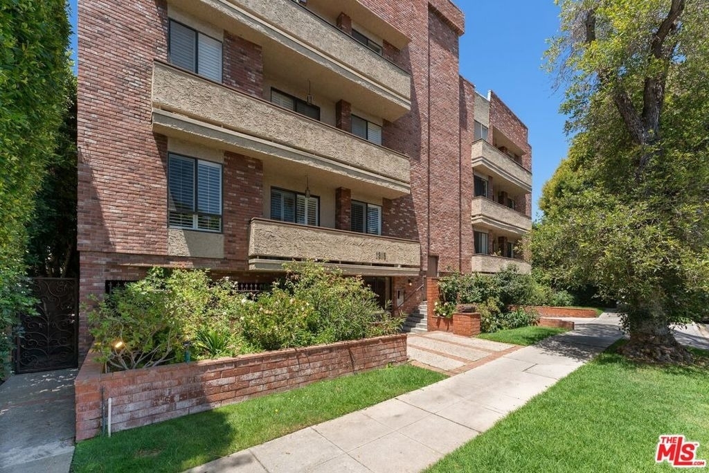 1315 Roxbury Drive - Photo 2
