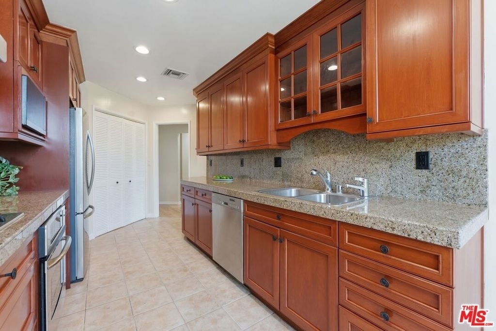 1315 Roxbury Drive - Photo 12