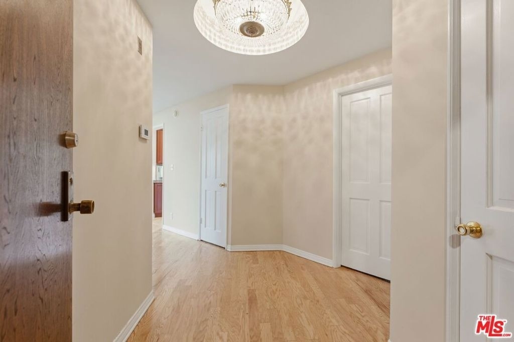 1315 Roxbury Drive - Photo 4