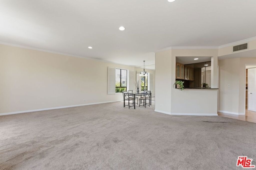 1315 Roxbury Drive - Photo 5