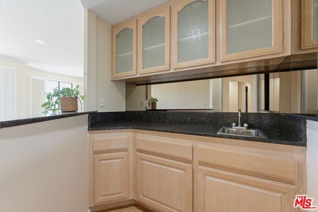 1315 Roxbury Drive - Photo 10