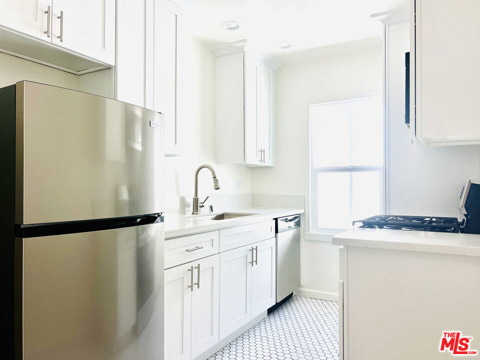 1890 N Alexandria Avenue - Photo 16