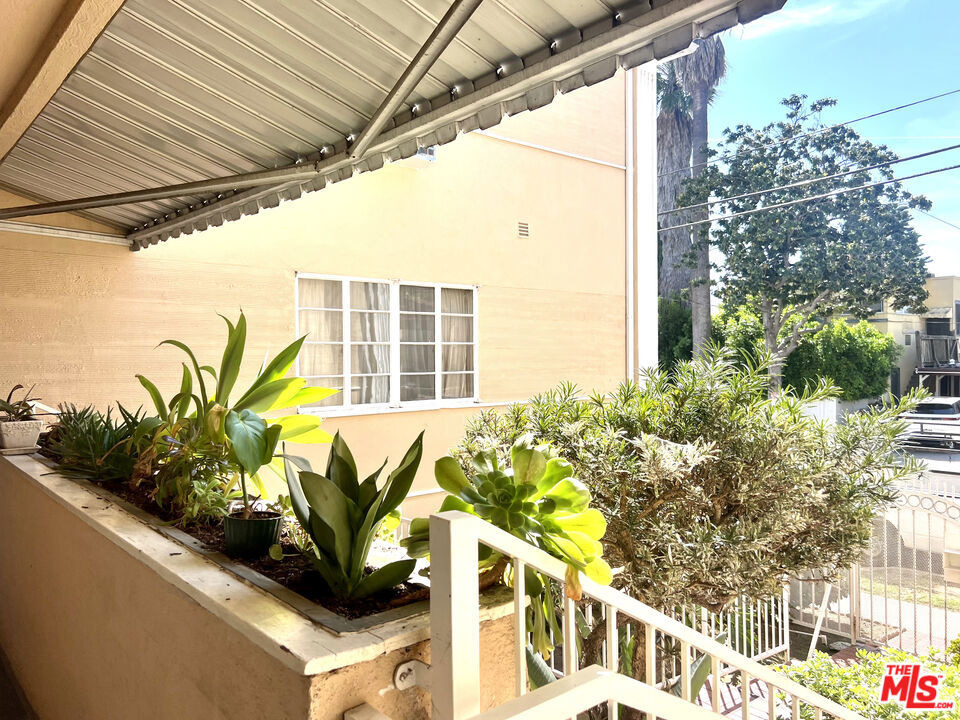 1890 N Alexandria Avenue - Photo 3