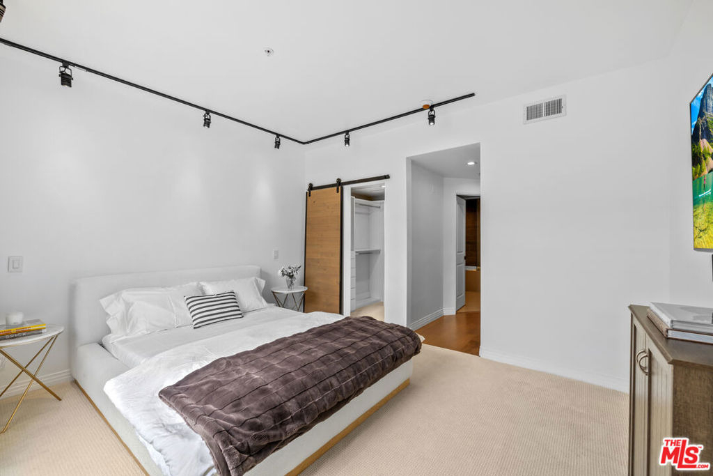930 N Doheny Drive - Photo 7