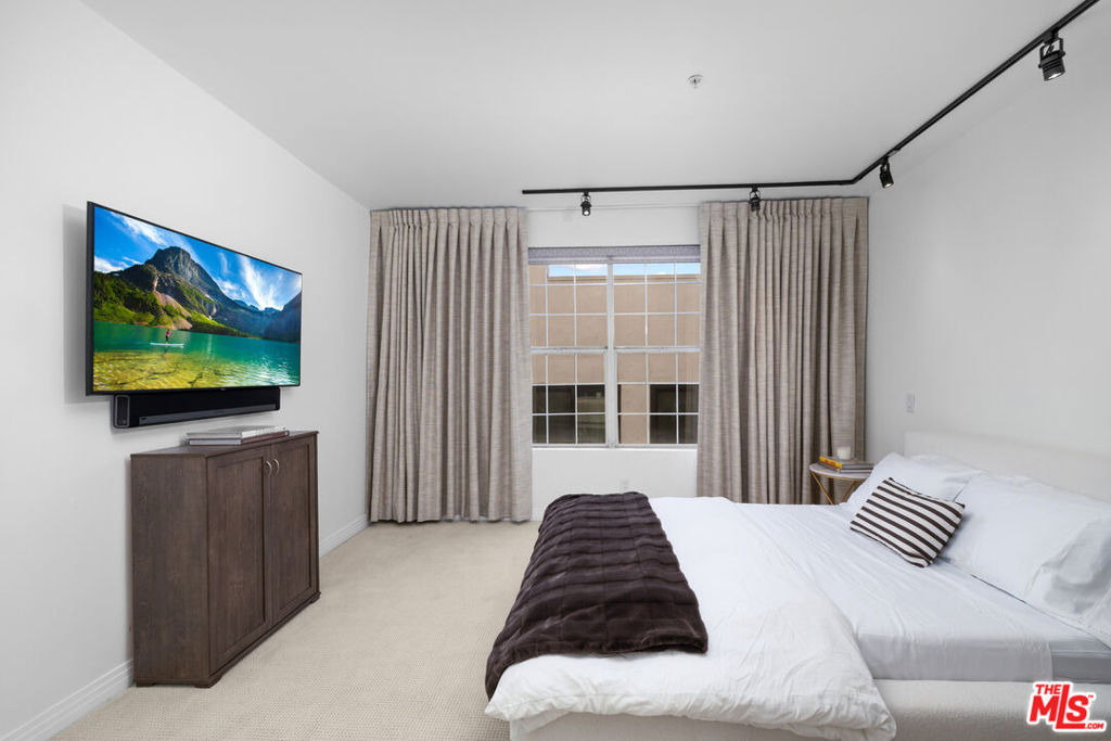 930 N Doheny Drive - Photo 8