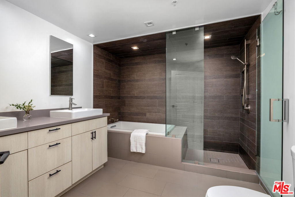 930 N Doheny Drive - Photo 11