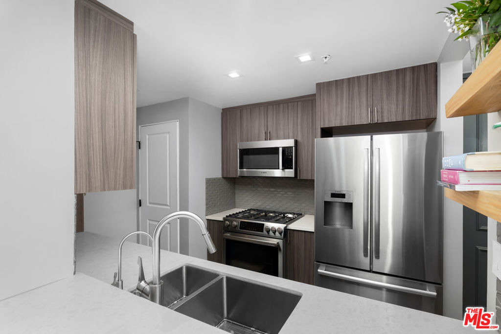 930 N Doheny Drive - Photo 5
