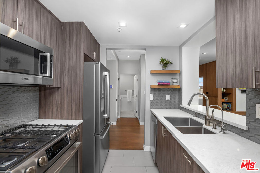 930 N Doheny Drive - Photo 4