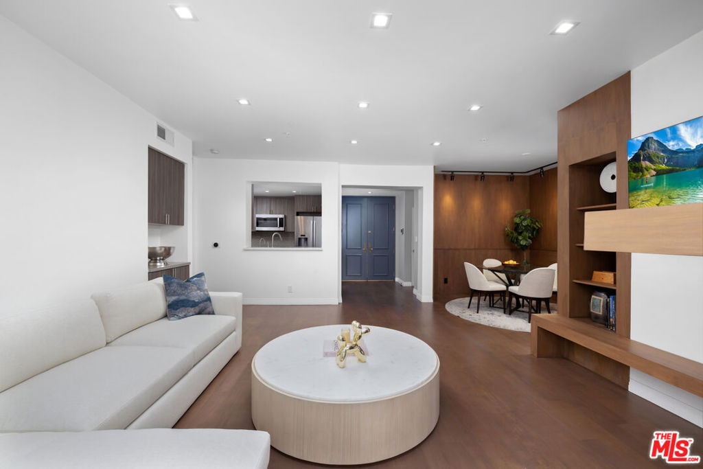 930 N Doheny Drive - Photo 2
