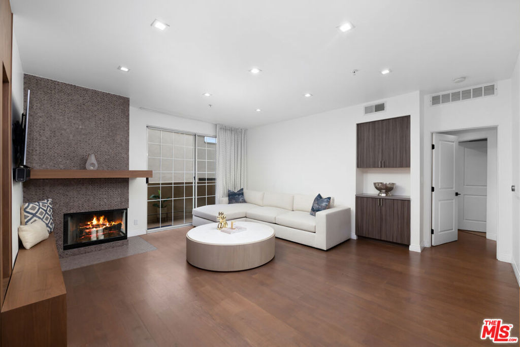 930 N Doheny Drive - Photo 1