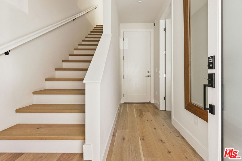3222 S Barrington Avenue - Photo 5