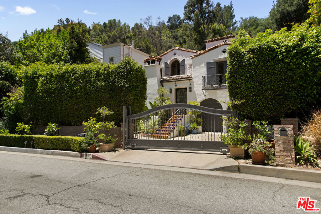 1407 N Beverly Drive - Photo 0