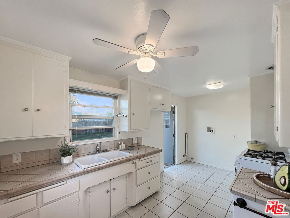 8905 Nogal Avenue - Photo 3