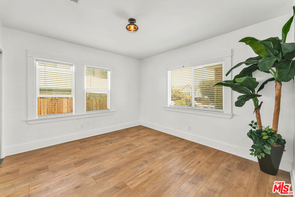 1333 S Hudson Avenue - Photo 2
