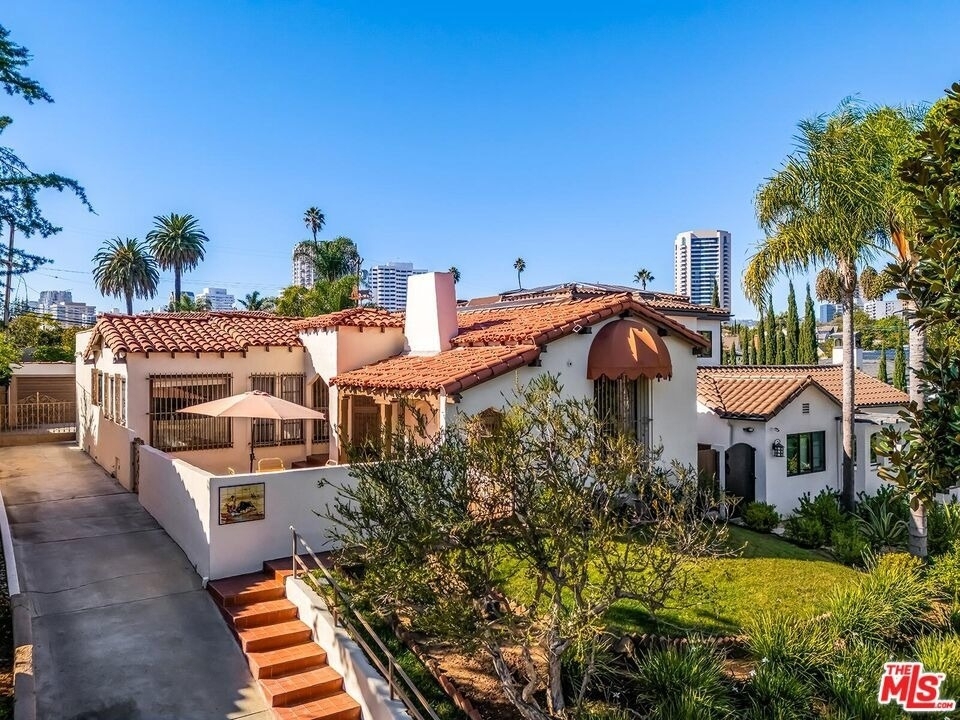 1511 Pandora Avenue - Photo 0