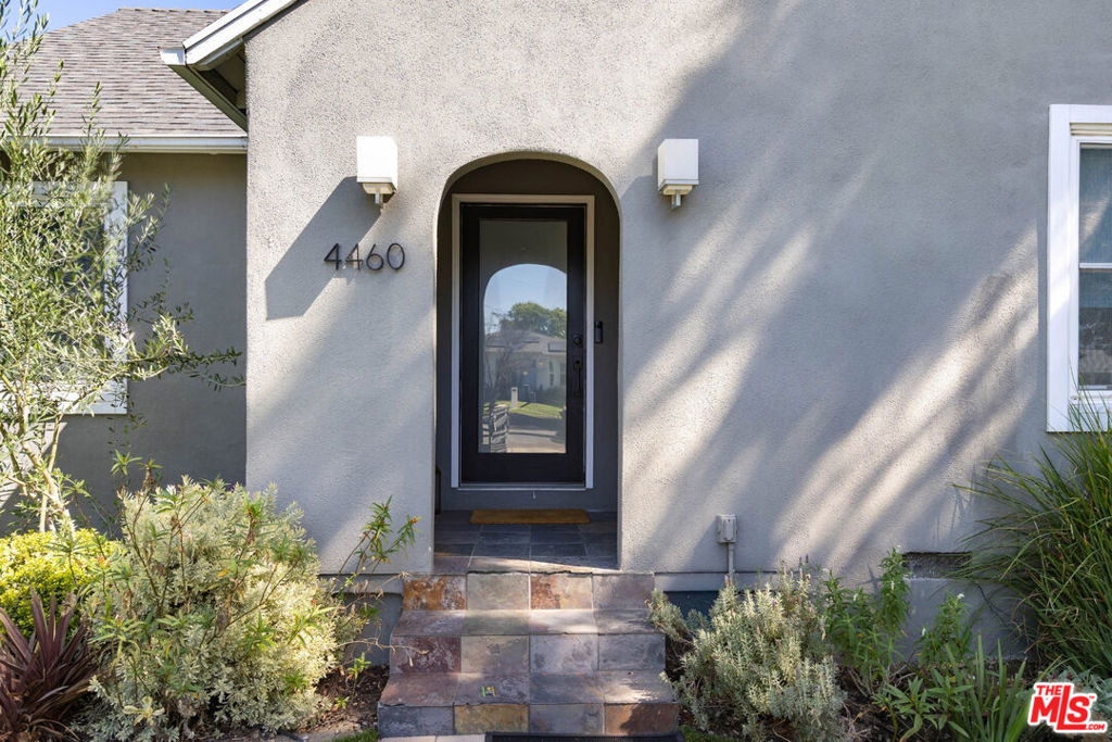 4460 Stansbury Avenue - Photo 2