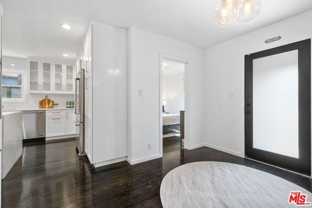 4460 Stansbury Avenue - Photo 4