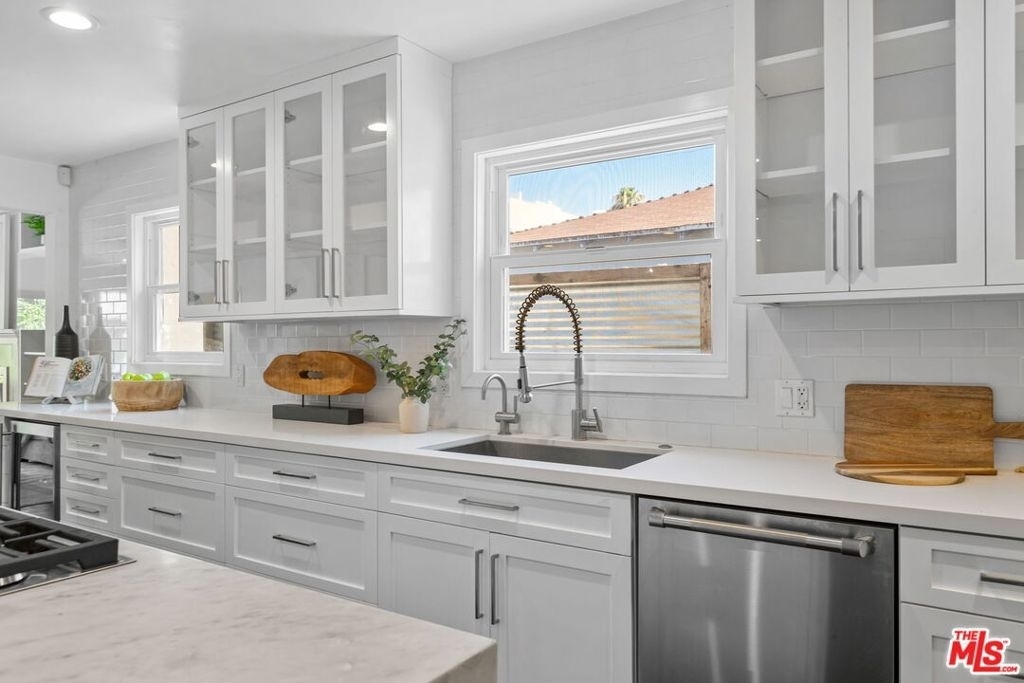 4460 Stansbury Avenue - Photo 16