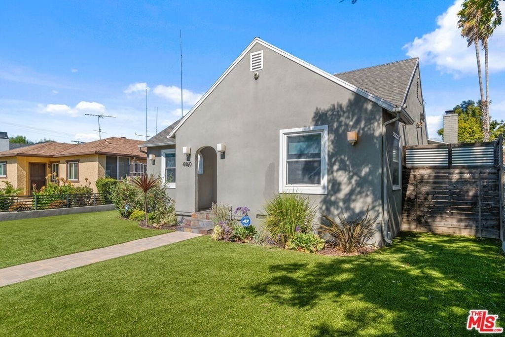 4460 Stansbury Avenue - Photo 3