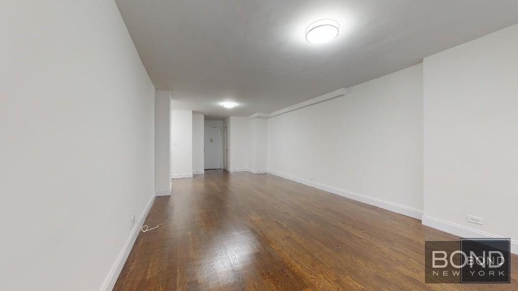 Fifth Avenue - Photo 1