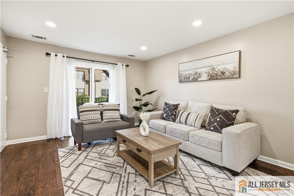609 N Oaks Boulevard - Photo 0