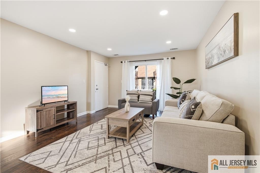 609 N Oaks Boulevard - Photo 2