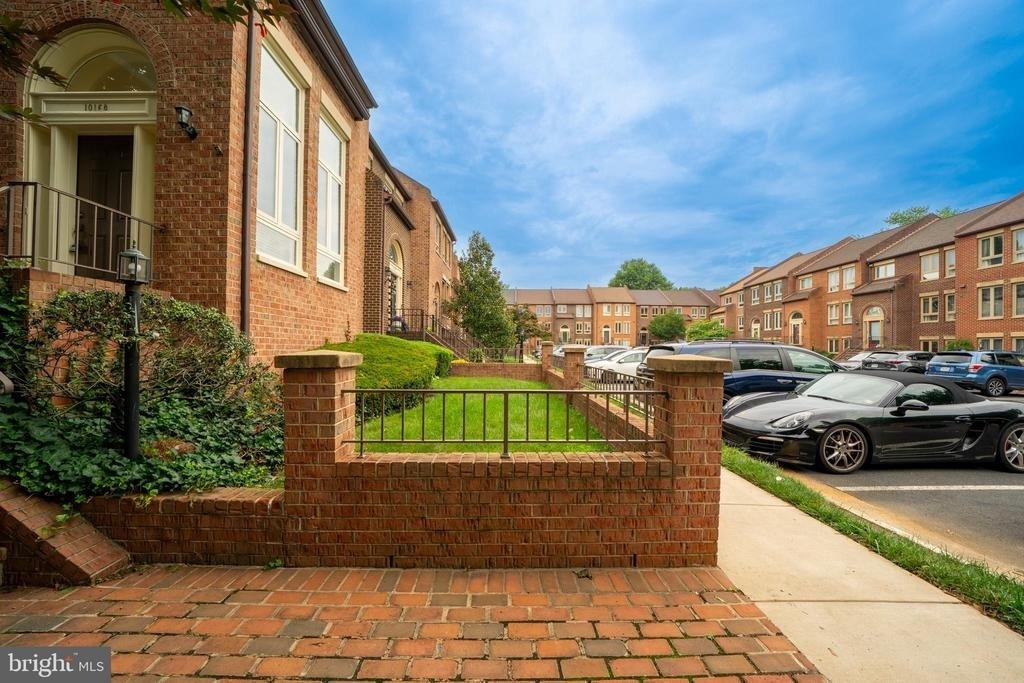 10168 Turnberry Place - Photo 1