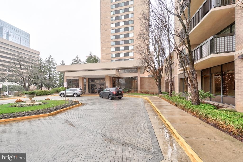 3713 S George Mason Drive - Photo 2