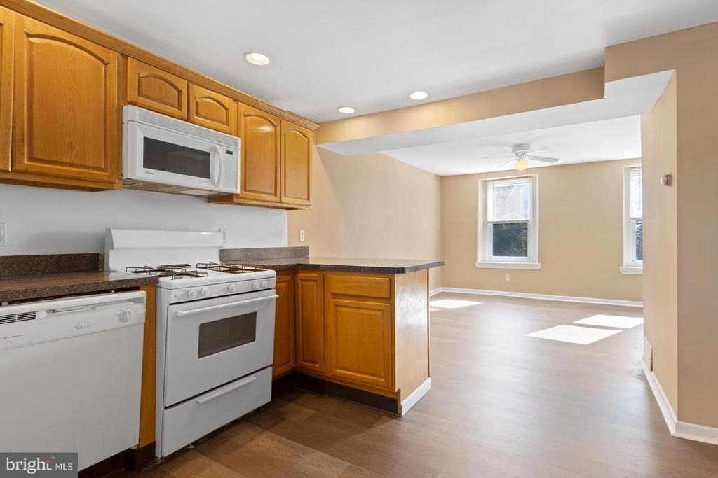 400 Green Lane - Photo 5