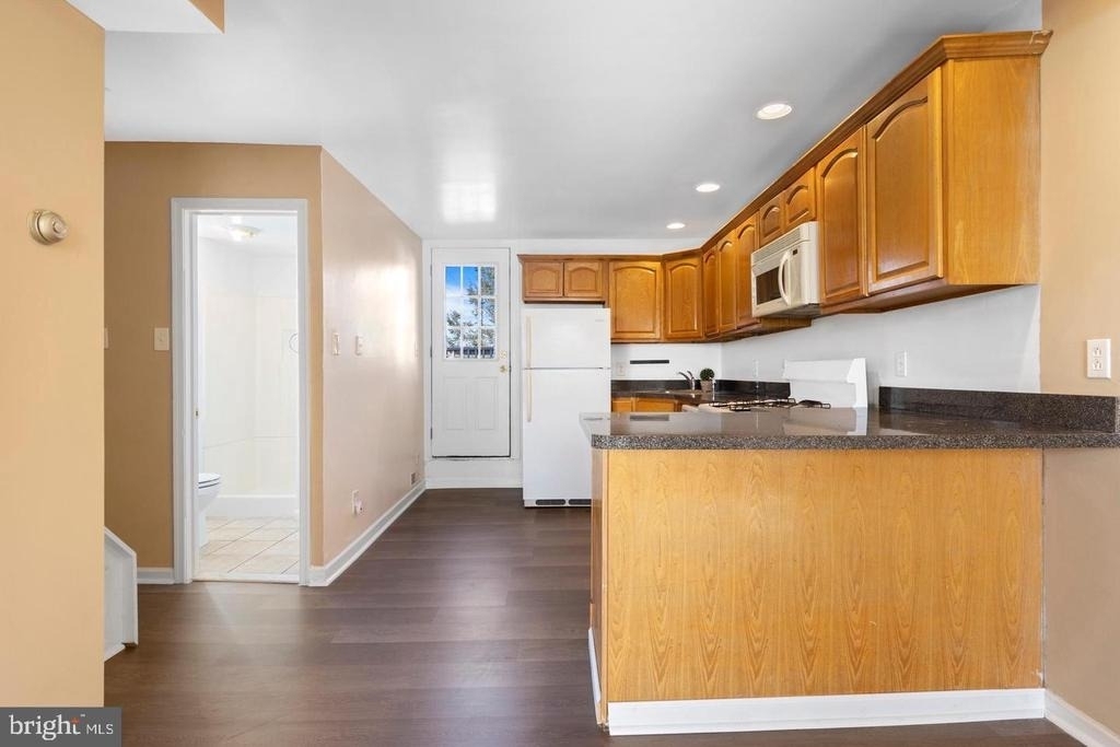 400 Green Lane - Photo 4