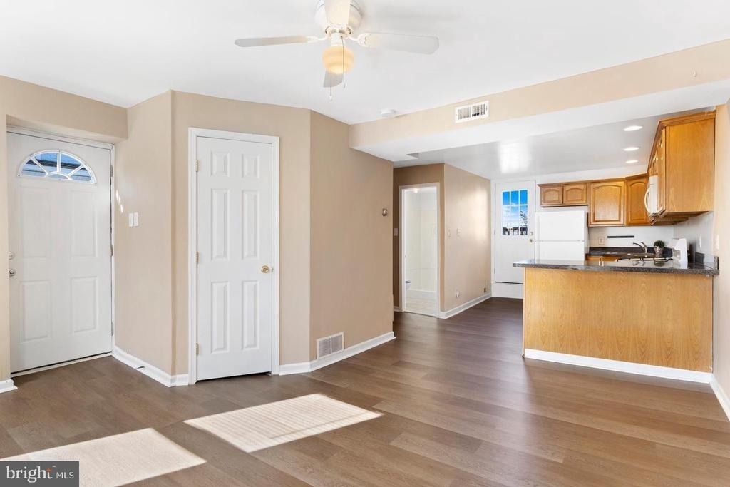 400 Green Lane - Photo 2