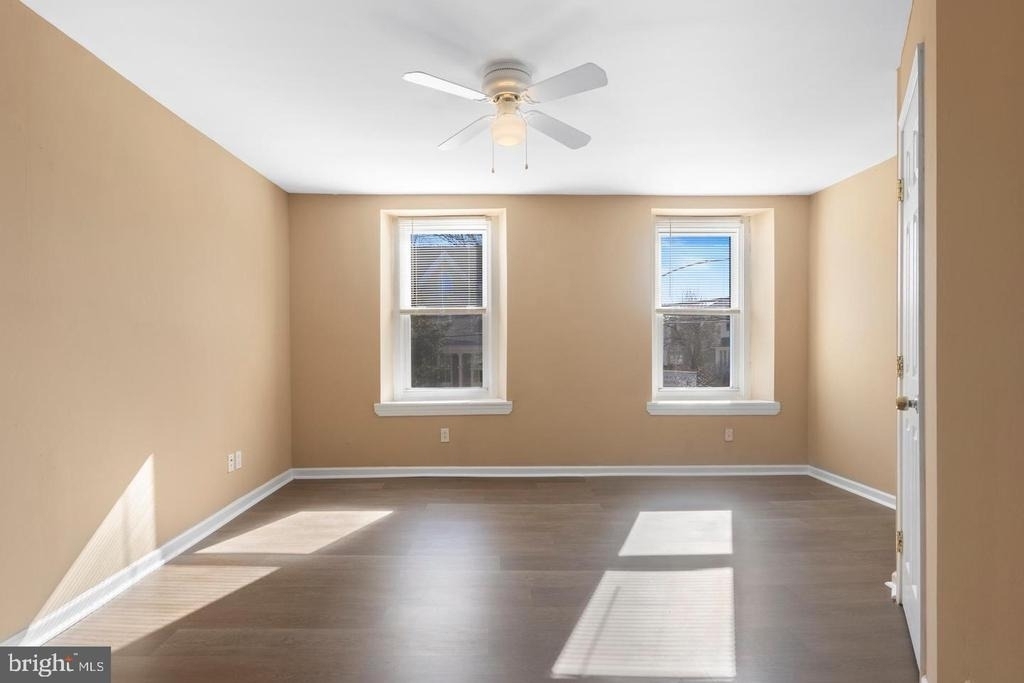 400 Green Lane - Photo 3