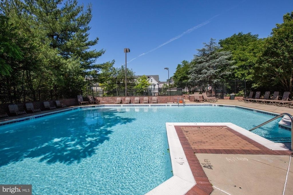 7500 Woodmont Avenue - Photo 10