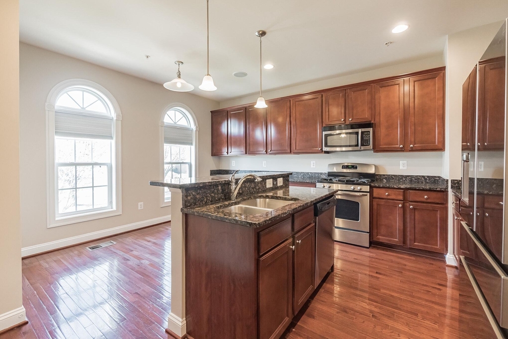 513 Girard Street - Photo 2