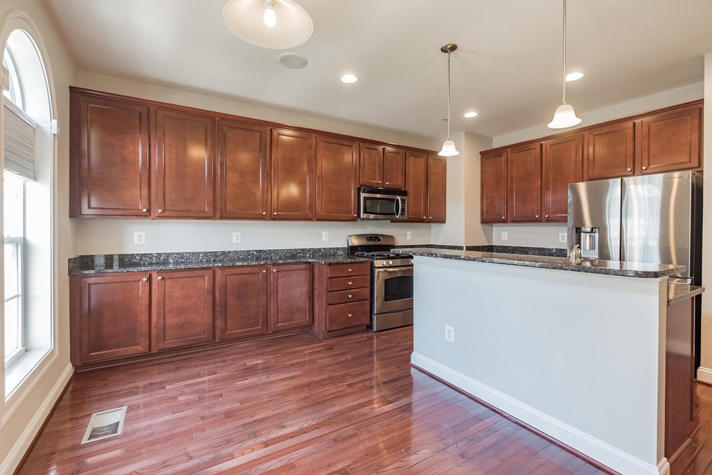 513 Girard Street - Photo 3