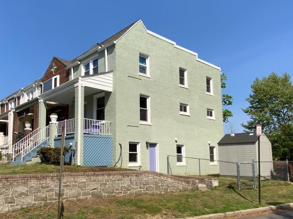 1772 E Street Ne - Photo 0