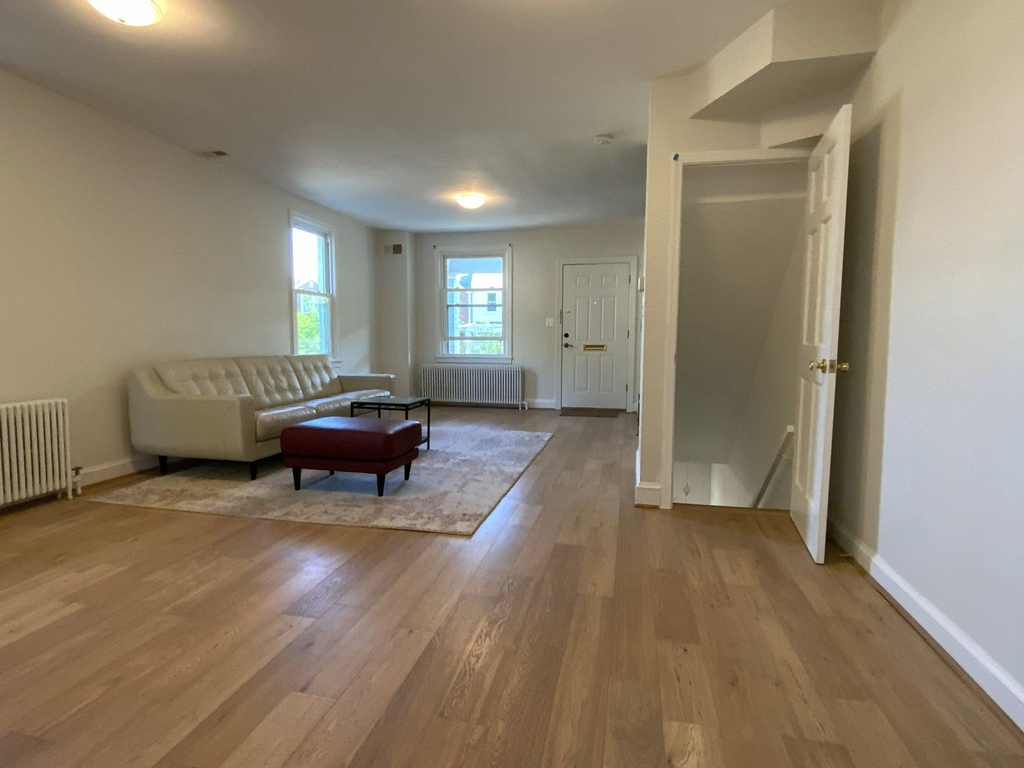 1772 E Street Ne - Photo 4