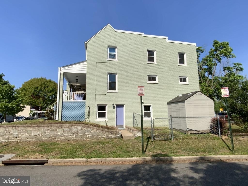 1772 E Street Ne - Photo 2