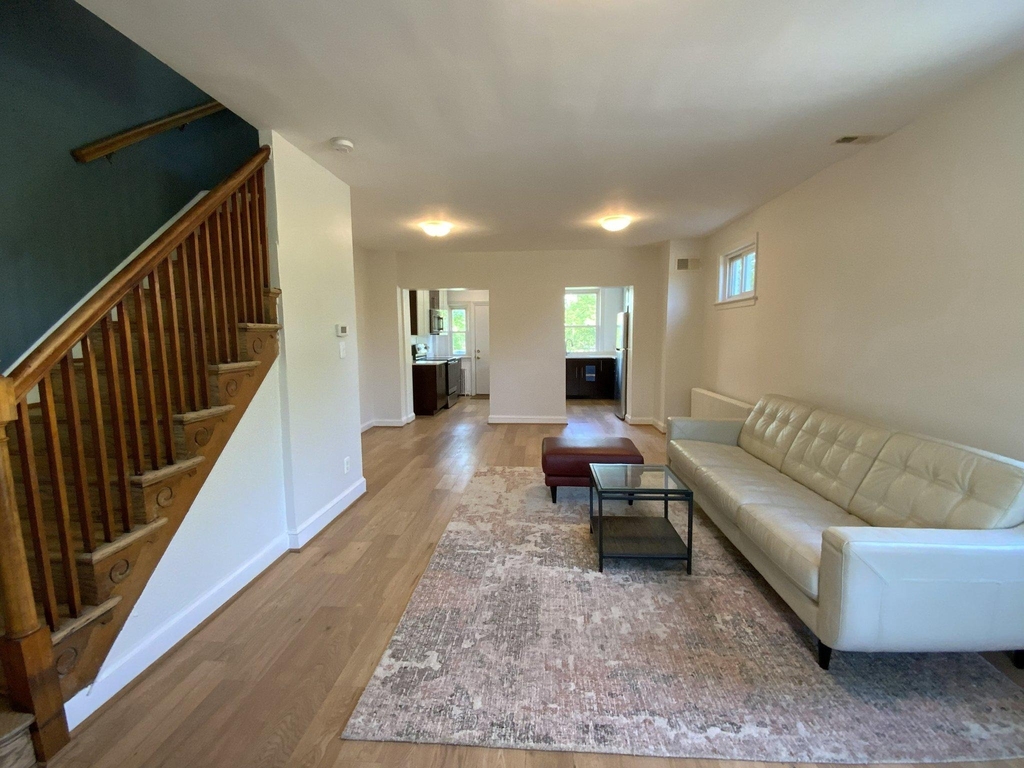 1772 E Street Ne - Photo 3